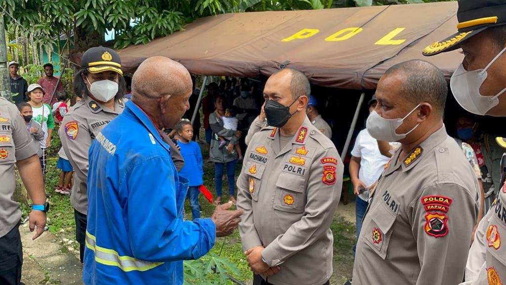 Kapolda Jambi Antarkan Langsung Jenazah Siswa SPN Polda Jambi Ke Rumah Duka Papua