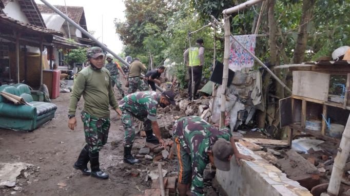 Paska Banjir Koramil Ngoro Gelar Karya Bakti