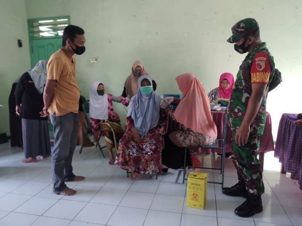 Koramil Puri Sebar Babinsa Vaksinasi Keliling Dusun