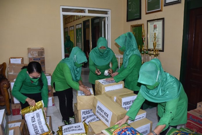 Persit Kartika Chandra Kirana Koorcabrem 082 PD V Brawijaya Peduli Korban Erupsi Semeru