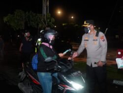 Jelang Nataru, Polresta Sidoarjo Bagikan Masker Kepada Pengendara