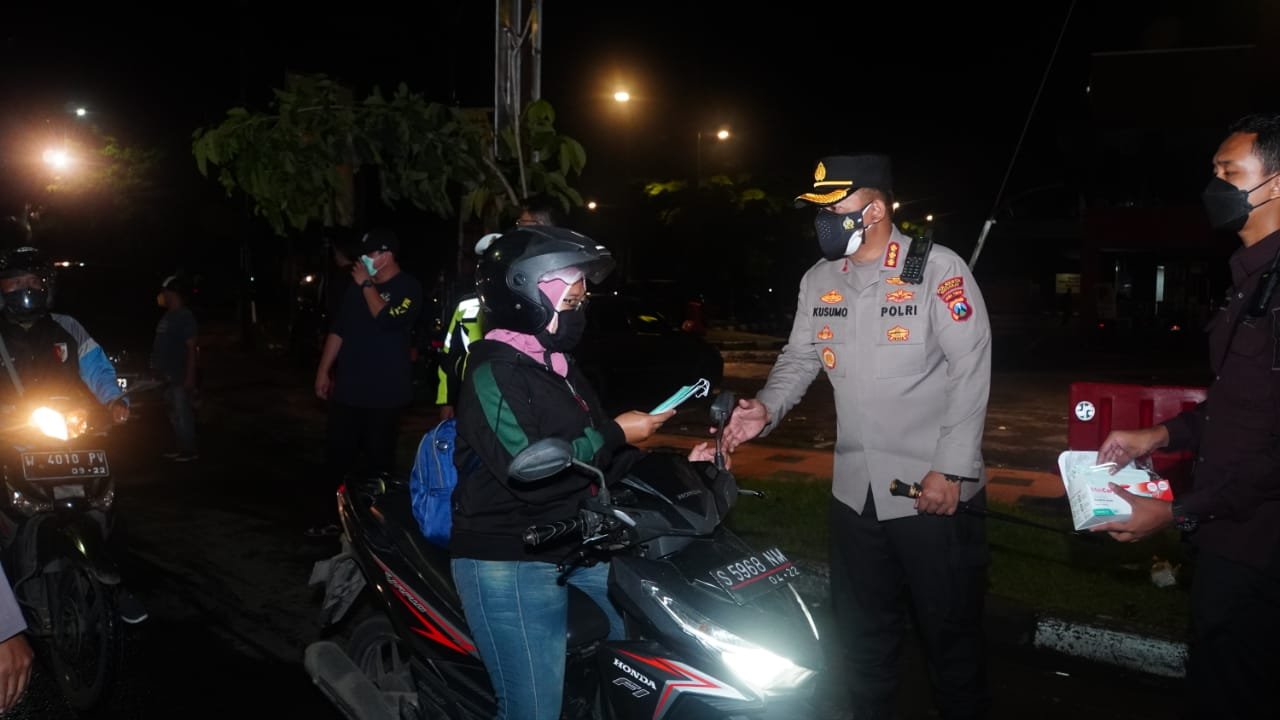 Jelang Nataru, Polresta Sidoarjo Bagikan Masker Kepada Pengendara