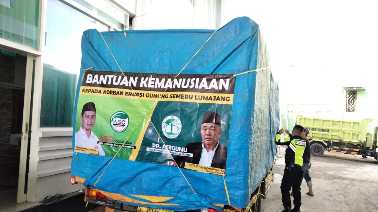 Peduli Korban Erupsi Gunung Semeru, Gus Barra Berikan Bantuan