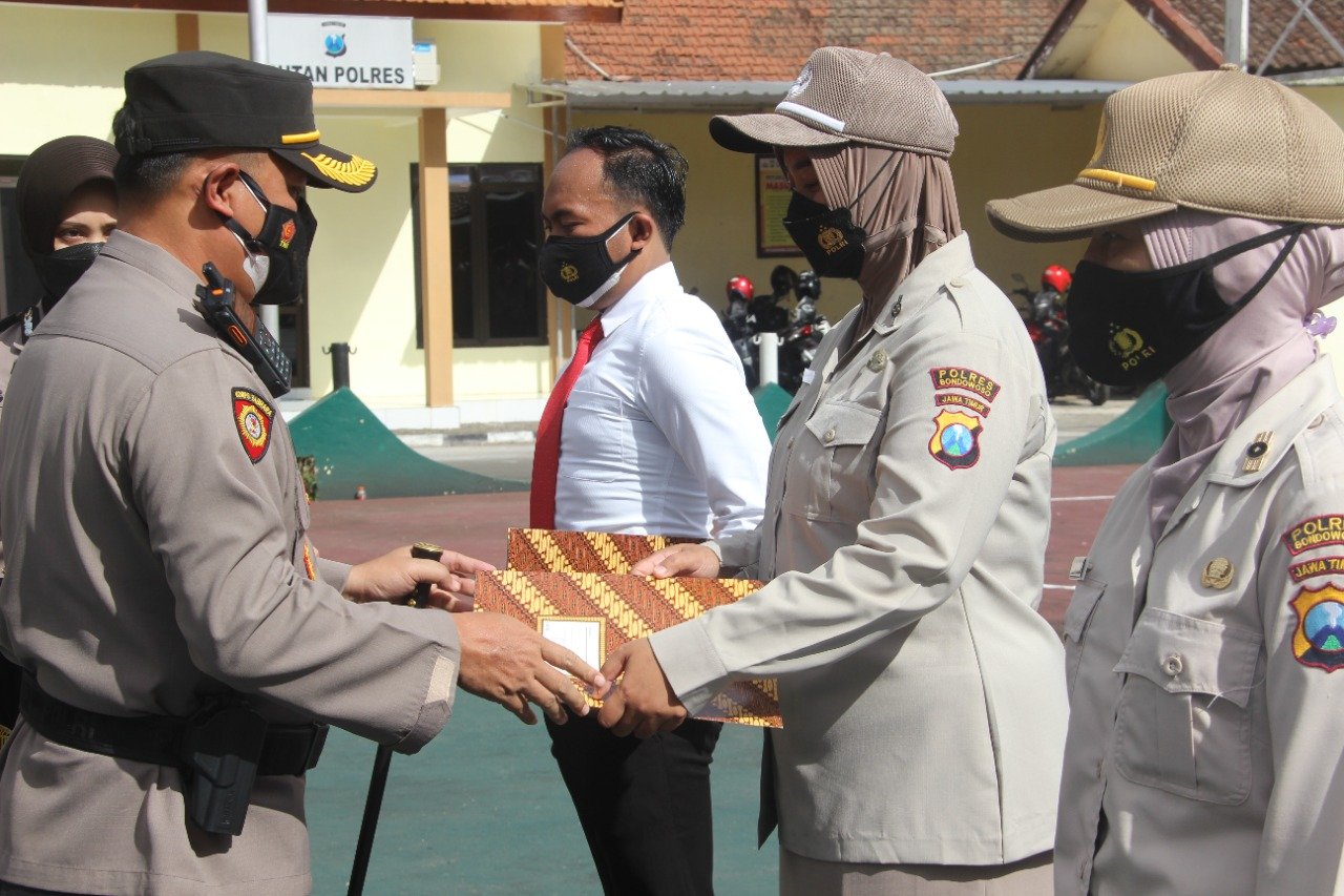 Tercatat Berprestasi, Puluhan Anggota Polres Bondowoso Mendapat Penghargaan