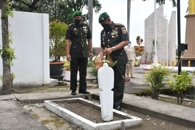 Peringati Hari Juang Kartika, Danrem 082/CPYJ Pimpin Ziarah Di TMP Gajah Mada