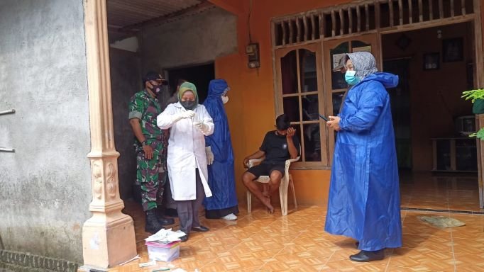 Cegah Persebaran Covid-19 Babinsa Koramil Kutorejo Bersama Nakes Tracing Warga Kontak Erat