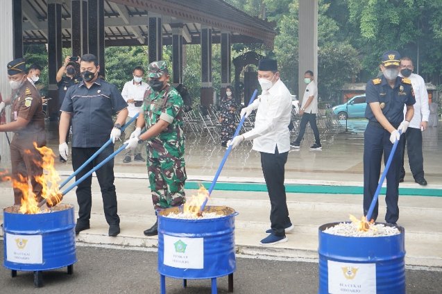 Pemkab Sidoarjo Bersama Kanwil DJBC Jatim I Musnahkan Rokok Ilegal Hasil Operasi 2021