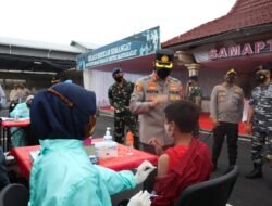 Selain Bansos, Polresta Mojokerto dan AKABRI 2001 juga Gelar Vaksinasi Massal untuk Anak SD