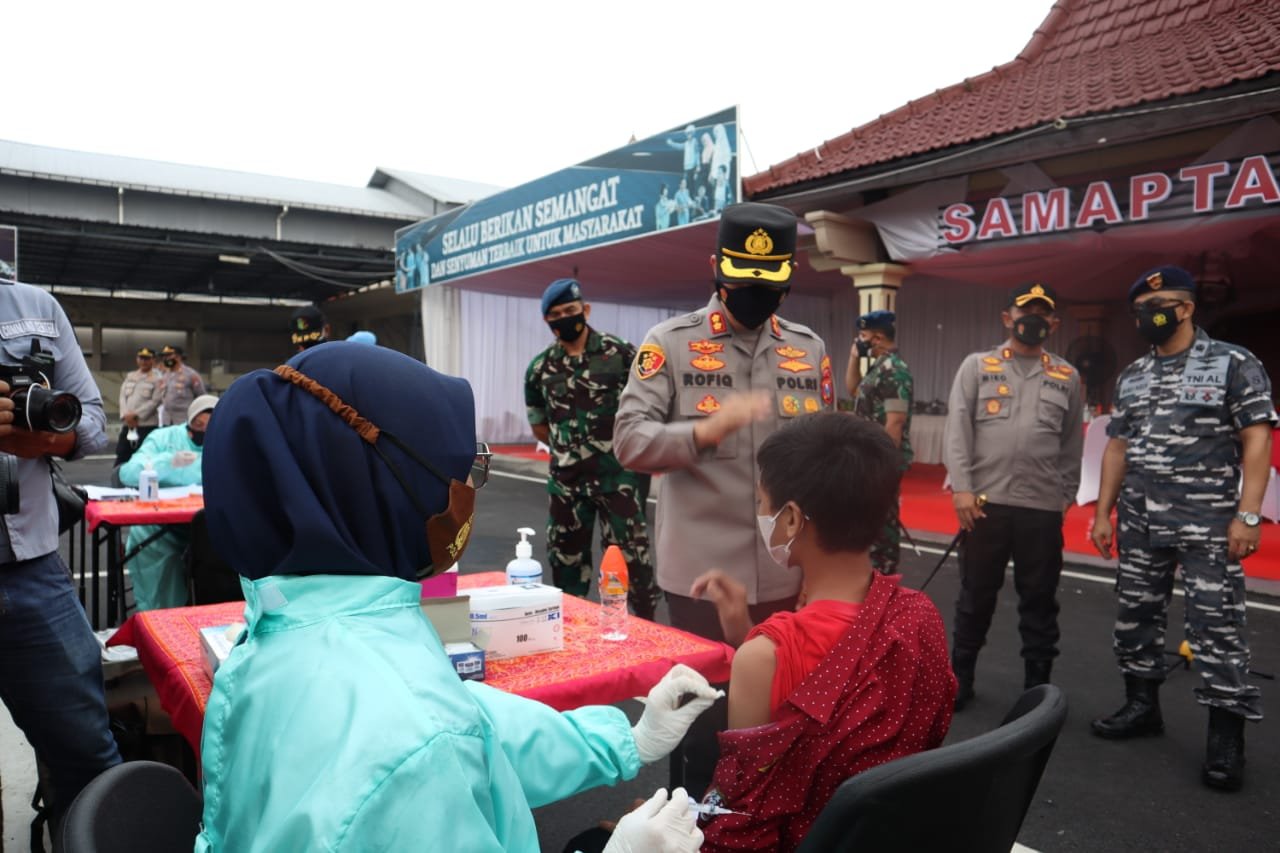 Selain Bansos, Polresta Mojokerto dan AKABRI 2001 juga Gelar Vaksinasi Massal untuk Anak SD