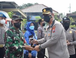 Kapolresta Sidoarjo Beri Penghargaan Anggota Polri, TNI dan Masyarakat Berprestasi 