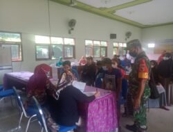 Koramil Puri Kerahkan Babinsa Kawal Layanan Vaksinasi Hingga Penyaluran Bansos