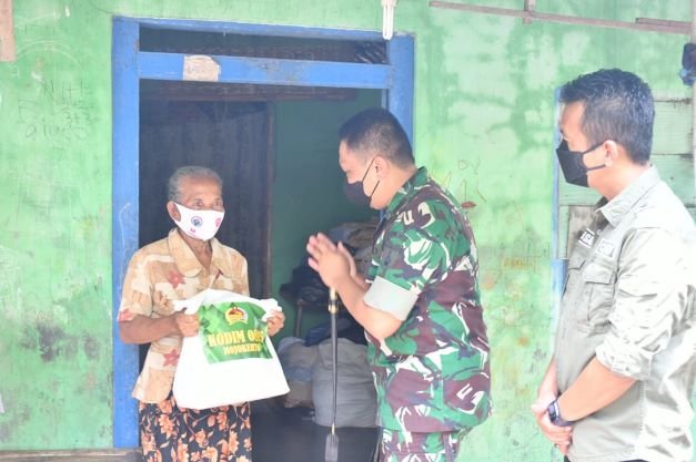 Jum’at Berkah Kodim 0815/Mojokerto Berbagi Paket Sembako di Lima Desa