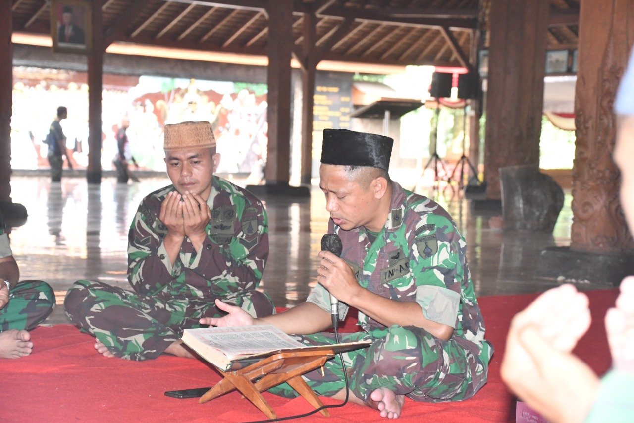 Dalam Rangka HUT Kodam V Brawijaya, Korem 082/CPYJ Gelar Khataman Al-Qur'an dan Yasinan
