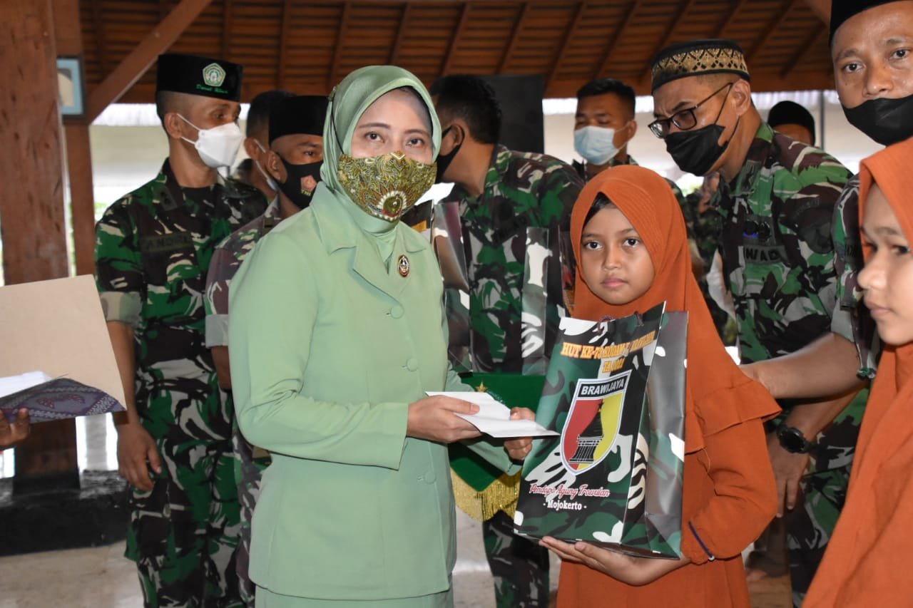 Danrem 082/CPYJ Beri Santunan kepada Anak Yatim dan Mayarakat