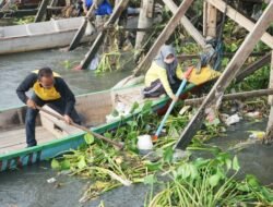 Wabup Sidoarjo Ikut Turun Bersihkan Sungai Buntung Tambakoso Waru