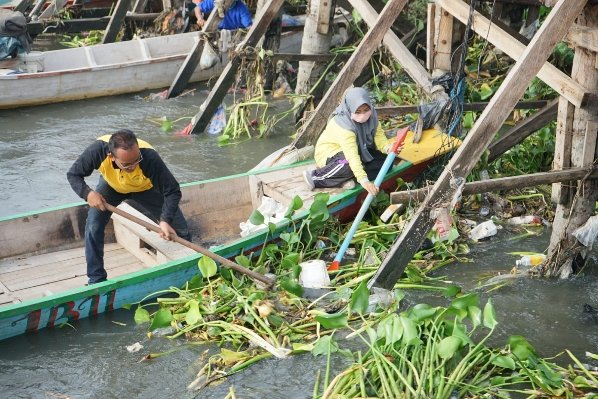 Wabup Sidoarjo Ikut Turun Bersihkan Sungai Buntung Tambakoso Waru