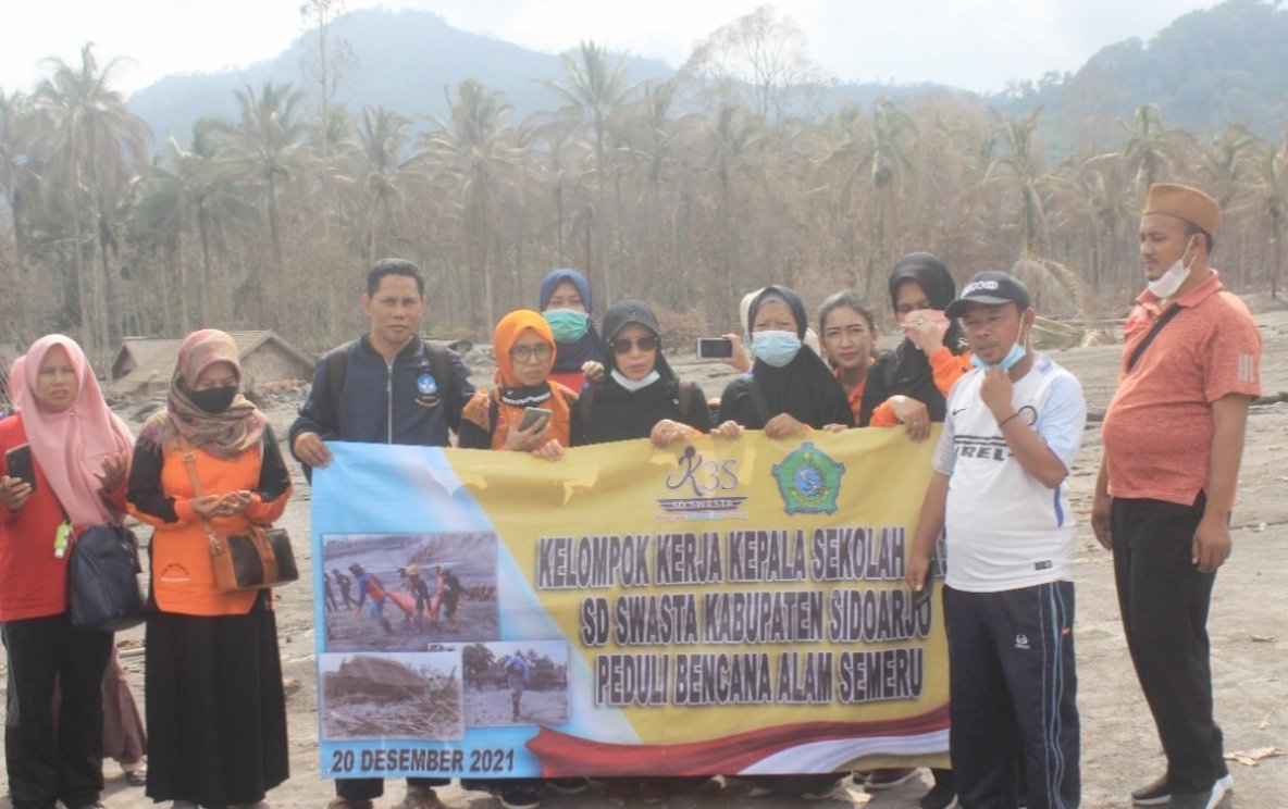 K3S SD Swasta Sidoarjo Salurkan Donasi untuk Warga Terdampak di Lumajang