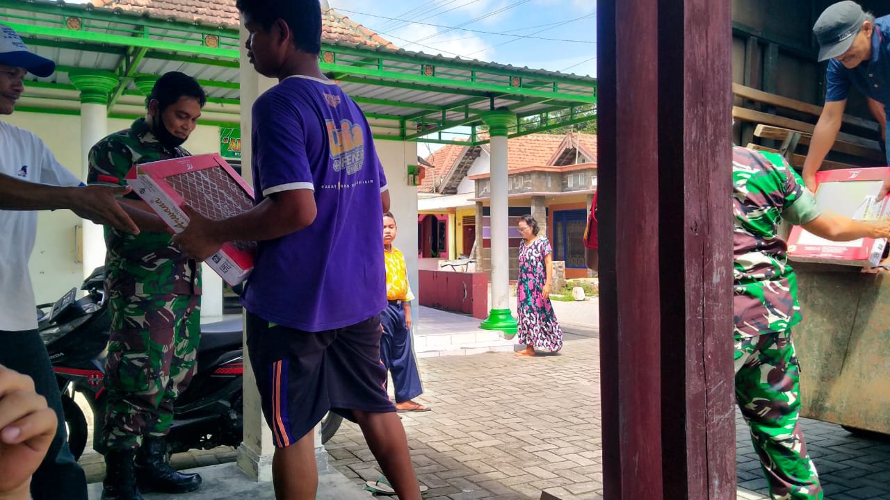 Korem 082/ CPYJ Peduli Lingkungan Serahkan Bantuan 90 Dus Keramik