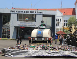 Polrestabes Surabaya Musnahkan Ribuan Botol Miras dan Ratusan Knalpot Brong