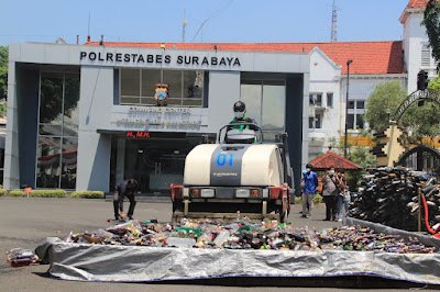Polrestabes Surabaya Musnahkan Ribuan Botol Miras dan Ratusan Knalpot Brong