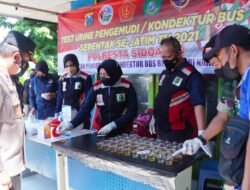 Sopir dan Kondektur Bus di Terminal Purabaya Jalani Tes Urine