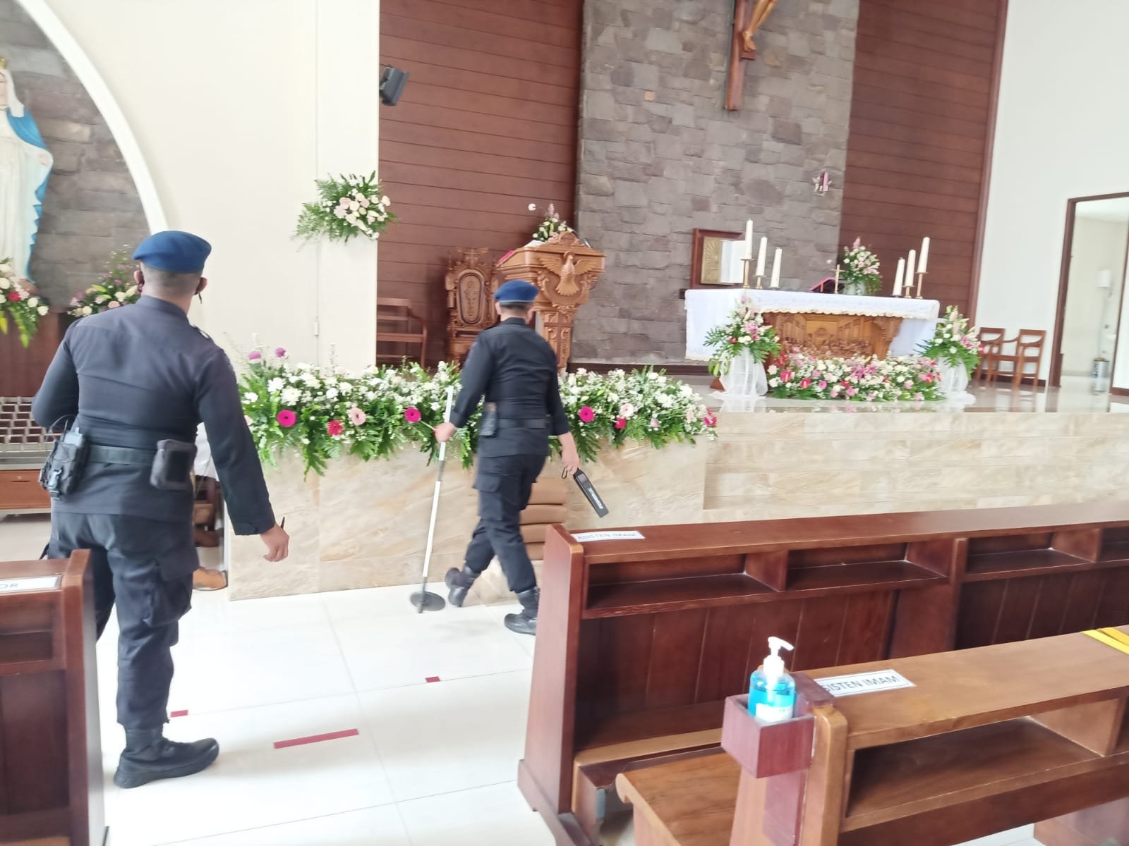 Amankan Misa Natal, Polisi Sterilisasi Gereja Sidoarjo