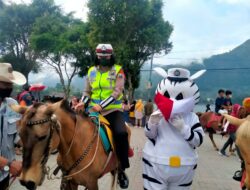 Pasukan Srikandi Berkuda Polres Magetan dan Badut Sinterklas Pantau Penerapan Prokes Pengunjung Telaga Sarangan