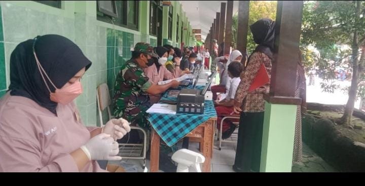 Danramil Sukodono Memberikan Pendampingan Serbuan Vaksin