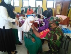 Babinsa Koramil 05 Tulangan Dampingi Tim Nakes PKM Vaksinasi Anak Usia 6 – 11 Tahun