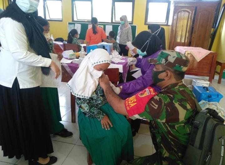 Babinsa Koramil 05 Tulangan Dampingi Tim Nakes PKM Vaksinasi Anak Usia 6 - 11 Tahun