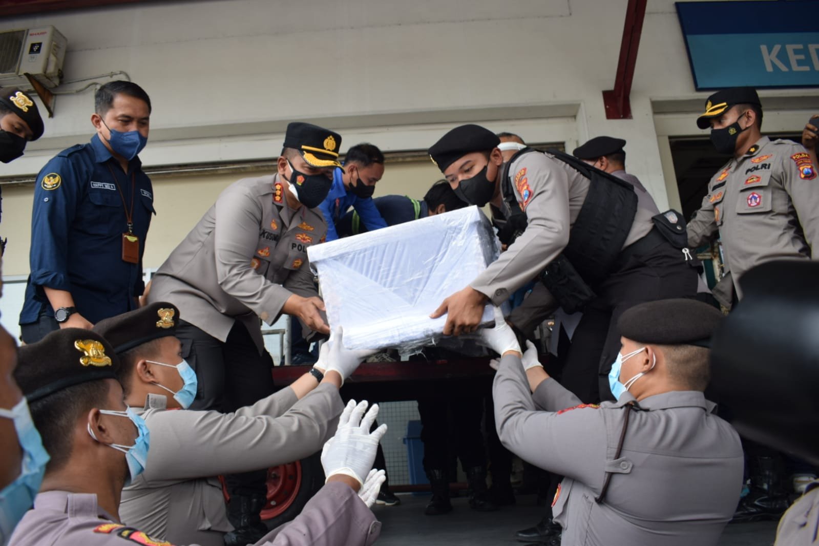 Satu Jenazah PMI Tenggelam di Perairan Malaysia Asal Lumajang Diserahkan Ke Keluarga