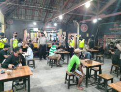 Antisipasi Varian Omicron Ditsamapta Polda Jatim Giat Patroli di Kafe