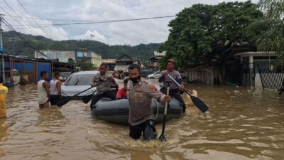 Jayapura Dilanda Banjir dan Tanah Longsor, Personil TNI POLRI Bantu Evakuasi