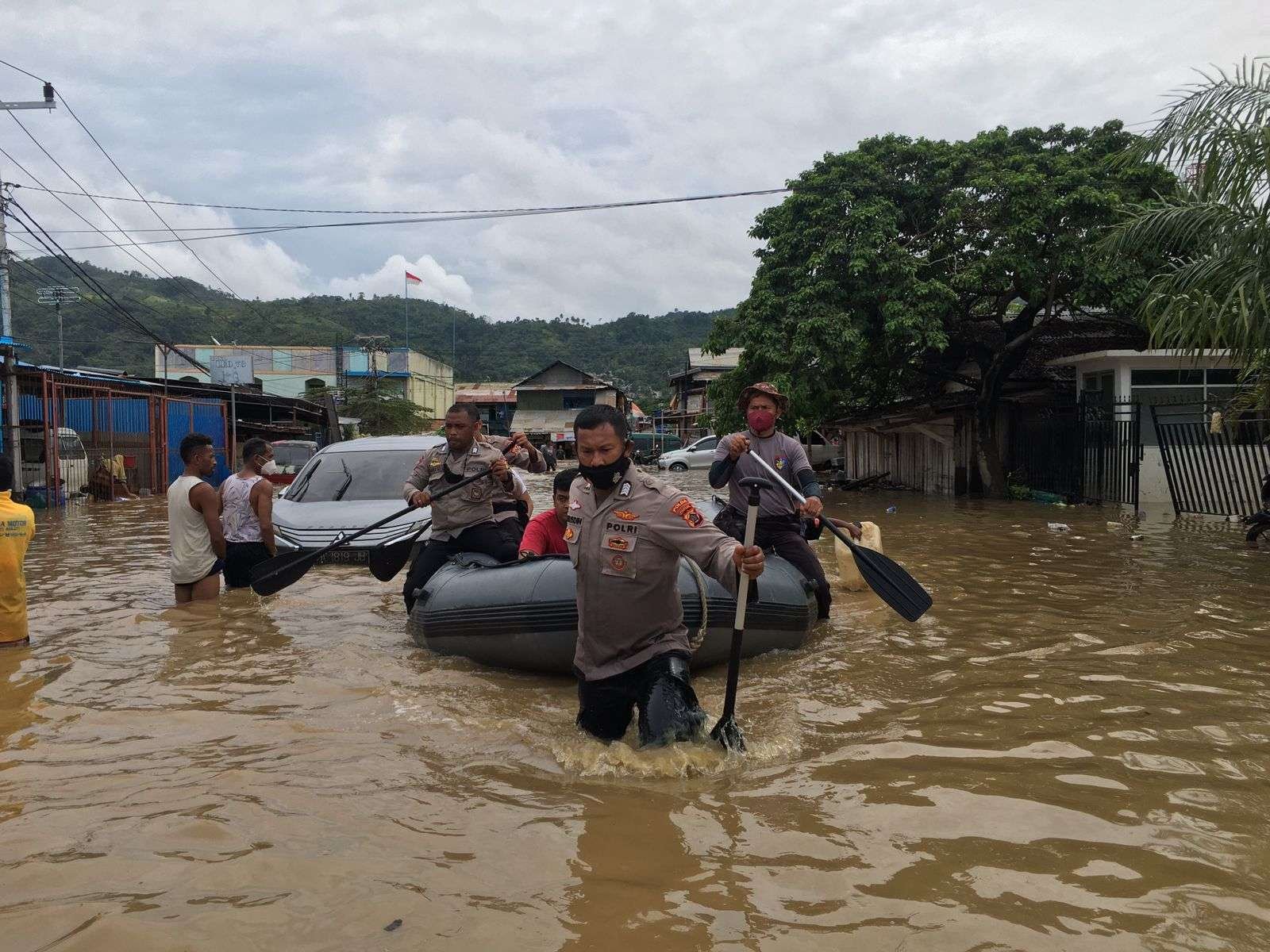 Jayapura Dilanda Banjir dan Tanah Longsor, Personil TNI POLRI Bantu Evakuasi