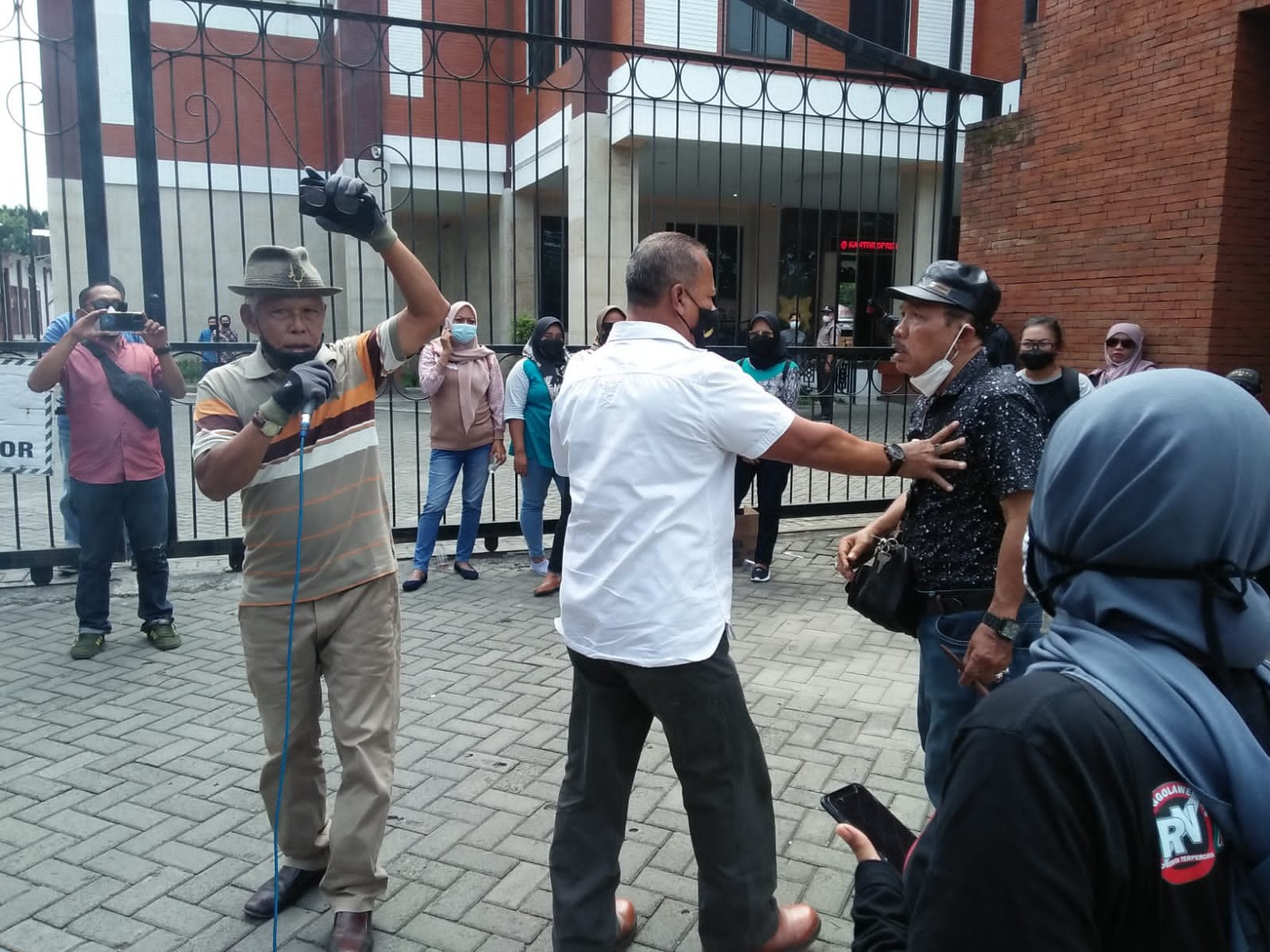 Supriyo Pidato Setelah Merampas Paksa Mic yang dipegang Kartiwi yang sedang orasi dan H. Rifai mendorong Machradji Mahfud.