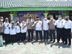 Polresta Sidoarjo Suntik Vaksin 500 Murid MIN 1