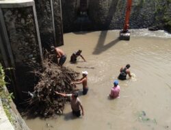 Bersihkan Sampah, Kapolsek Mojoanyar Masuk Sungai Sadar
