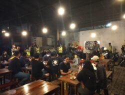 Patroli KRYD Ditsamapta Polda Jatim Sasar Prokes Dibeberapa Cafe dan Warkop di Surabaya
