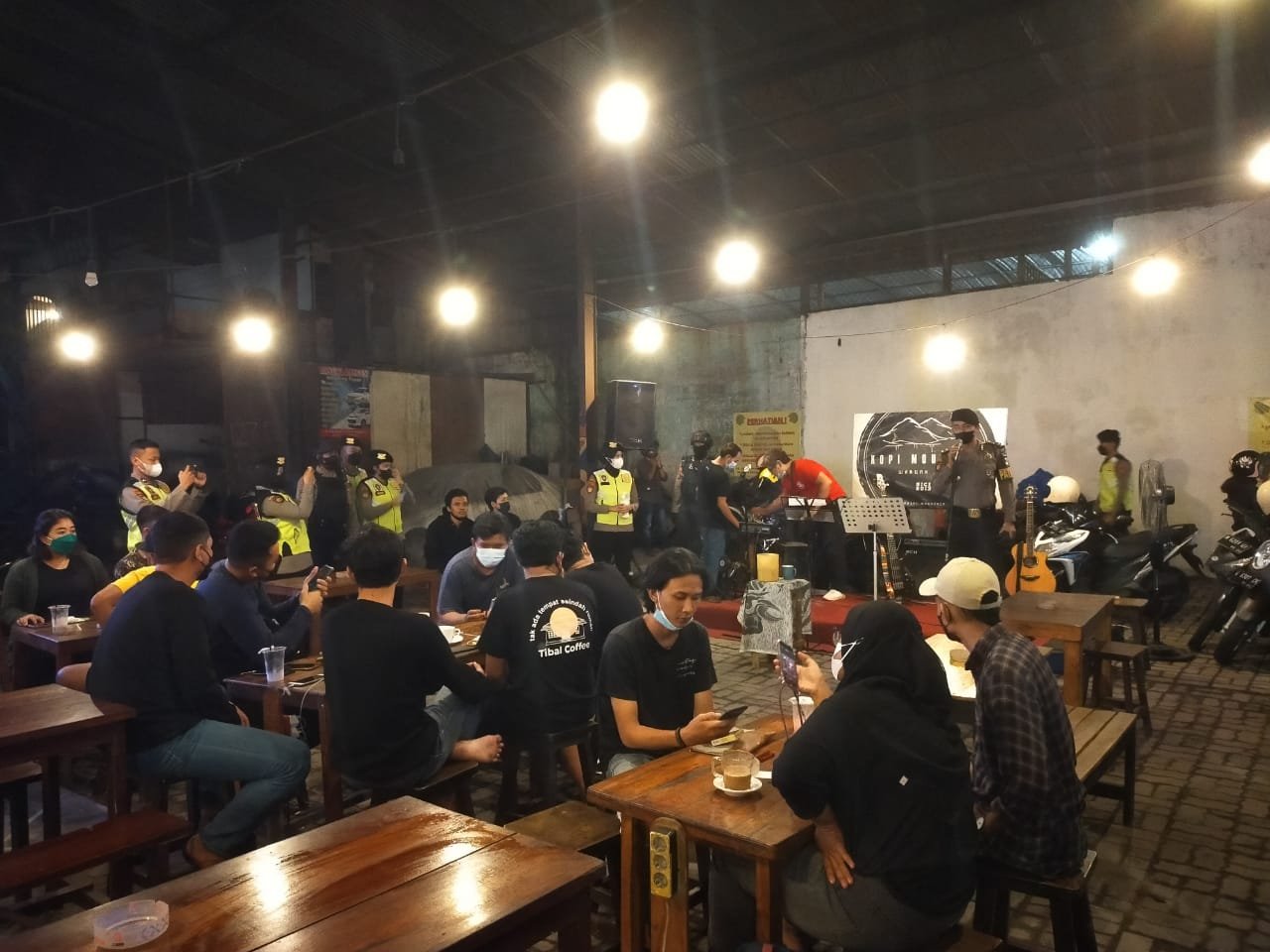 Patroli KRYD Ditsamapta Polda Jatim Sasar Prokes Dibeberapa Cafe dan Warkop di Surabaya