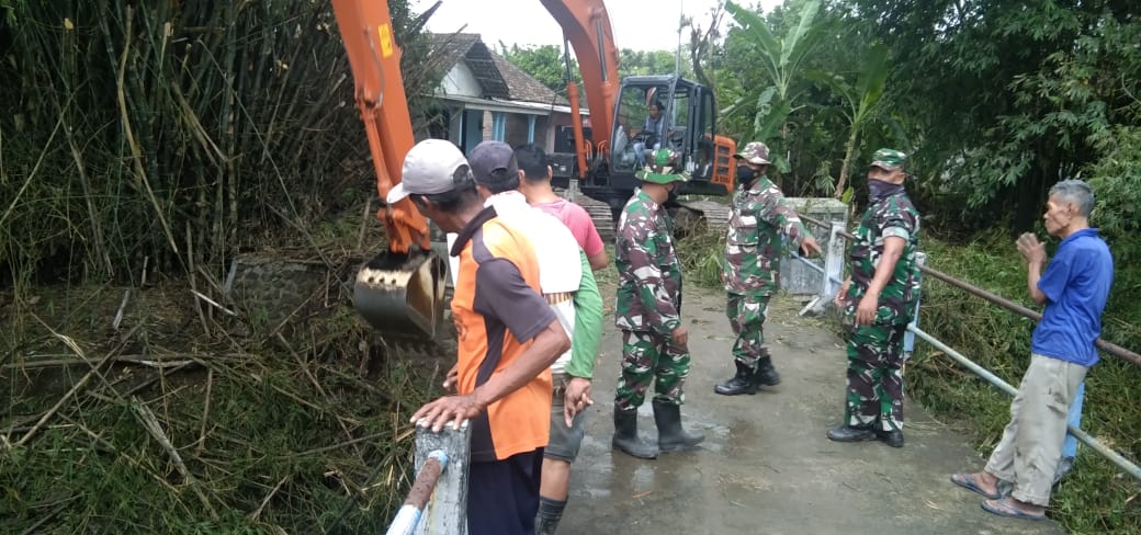 Cegah Banjir Susulan, Pos Ramil Mojoanyar Bersama DPUPR Karya Bakti Normalisasi Aliran Sungai