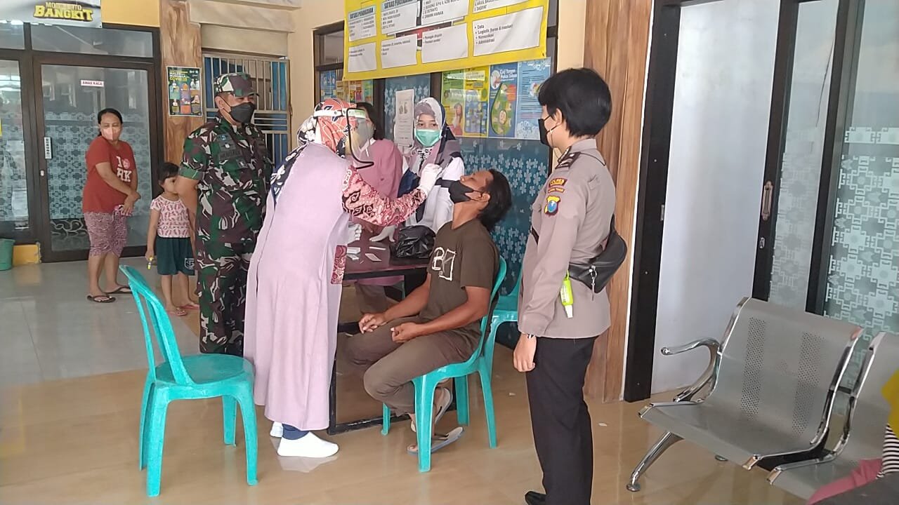 Koramil Ngoro Bareng Nakes Telusuri Kontak Erat Pasien Terkonfirmasi Positif