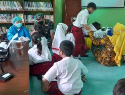 Babinsa Wates Koramil Magersari Monitoring Layanan Vaksinasi Anak Usia 6-11 Tahun