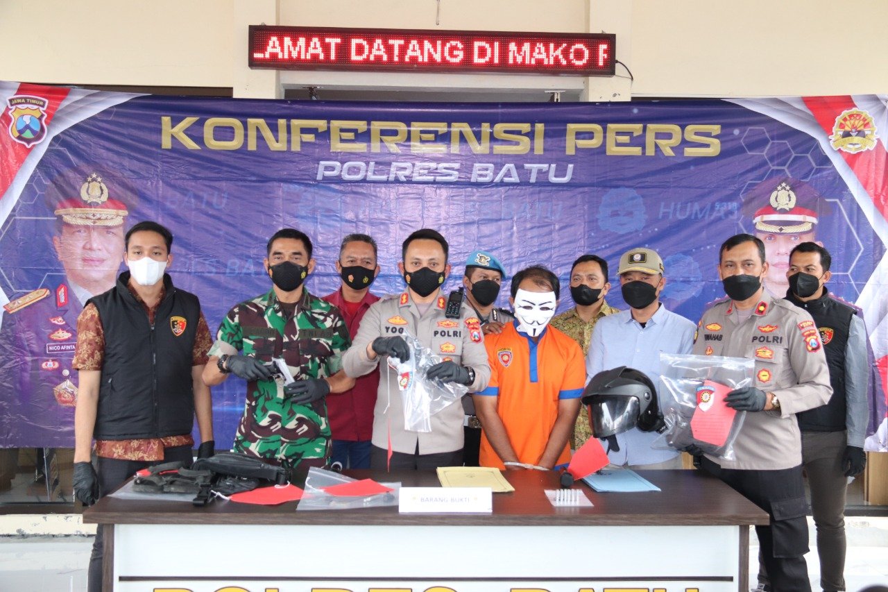 Kurang dari 24 Jam, Satreskrim Polres Batu Amankan Pelaku Pembawa Senpi Rakitan