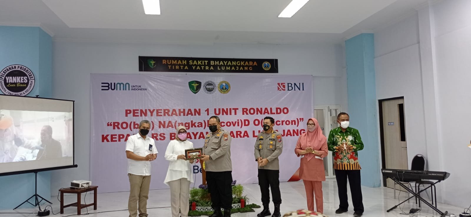 Rs Bhayangkara Lumajang Terima Bantuan Robot Penangkal Omicron dari BNI 
