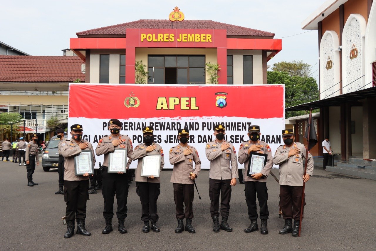 Kapolres Jember Berikan Reward dan Punishment Kepada Anggota Polres dan Polsek Jajaran