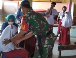 Babinsa Sentonorejo Koramil Trowulan Monitoring Layanan Vaksinasi Anak