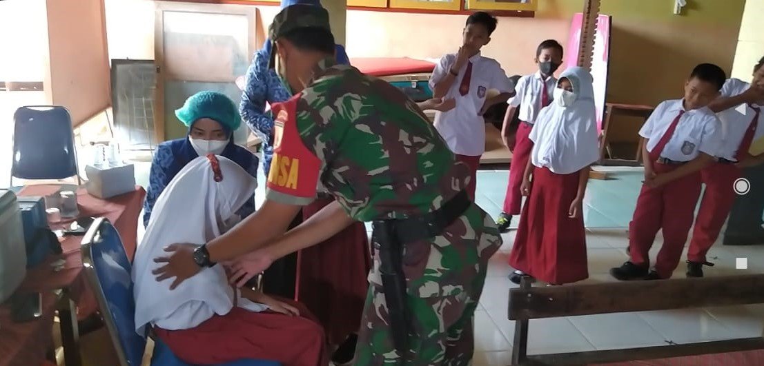 Babinsa Sentonorejo Koramil Trowulan Monitoring Layanan Vaksinasi Anak