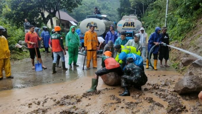 Koramil Pacet Bersama BPBD-DPUPR Bersihkan Material Longsor