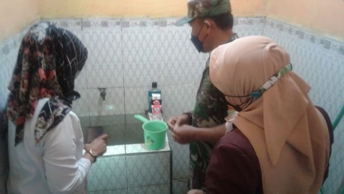 Cegah DBD, Babinsa Koramil Pungging Bersama Bidan PKM Berantas Jentik Nyamuk