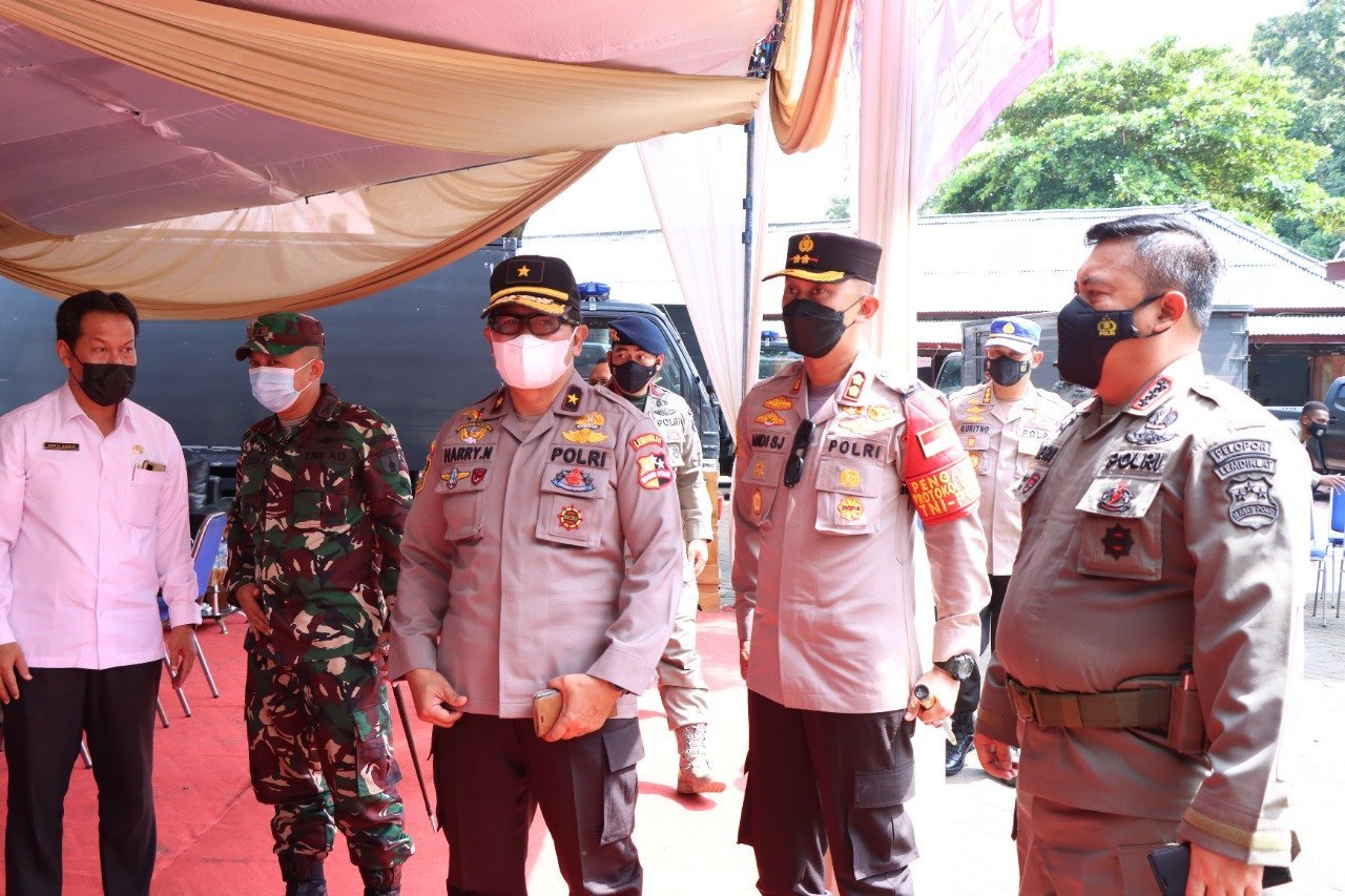 AKBP Andi Sinjaya Dampingi Tim Lemdiklat Polri Gelar Baksos Vaksinasi Di Pasir Putih Situbondo